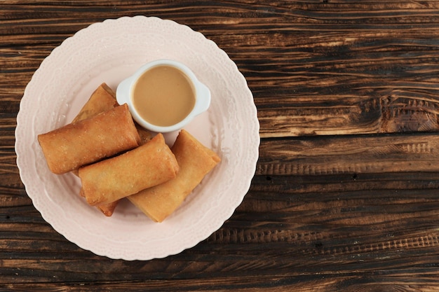 Lumpia o Loenpia Goreng Rollito de primavera frito servido con salsa de maní