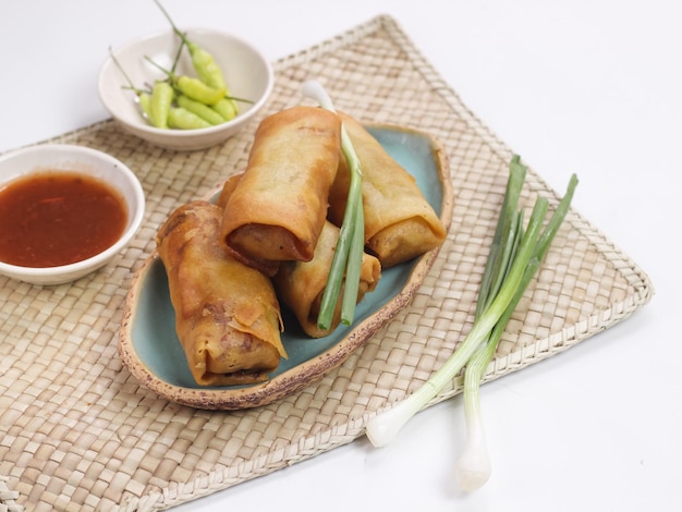 Foto lumpia o lunpia, un bocadillo tradicional de semarang, java central, indonesia