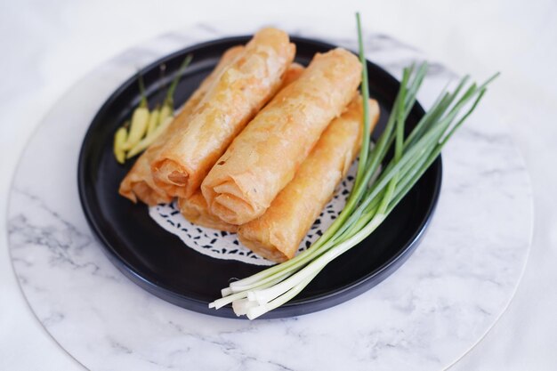 Lumpia ou lunpia lanches tradicionais de Semarang Java Central Indonésia Rolo de primavera tradicional