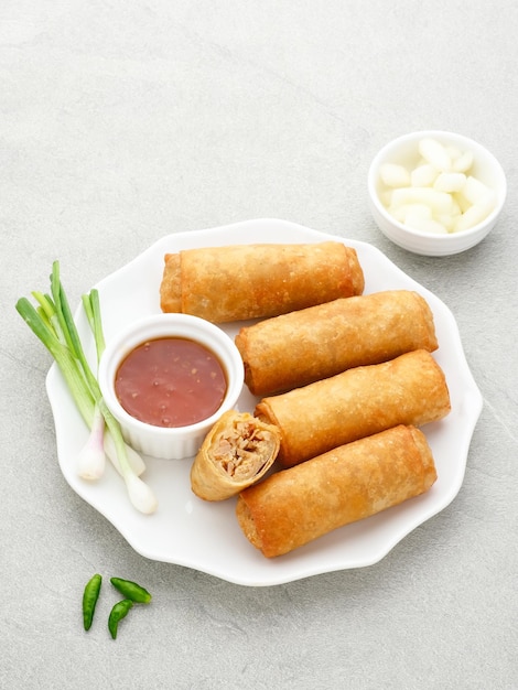 Lumpia ou lunpia, petiscos tradicionais de Semarang, Indonésia. Rolinhos primavera tradicionais