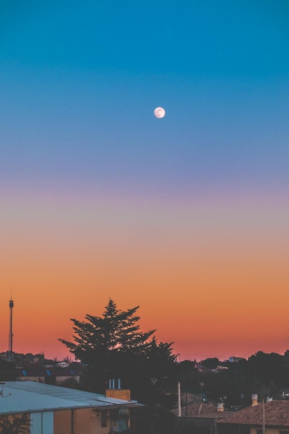 la luna al atardecer