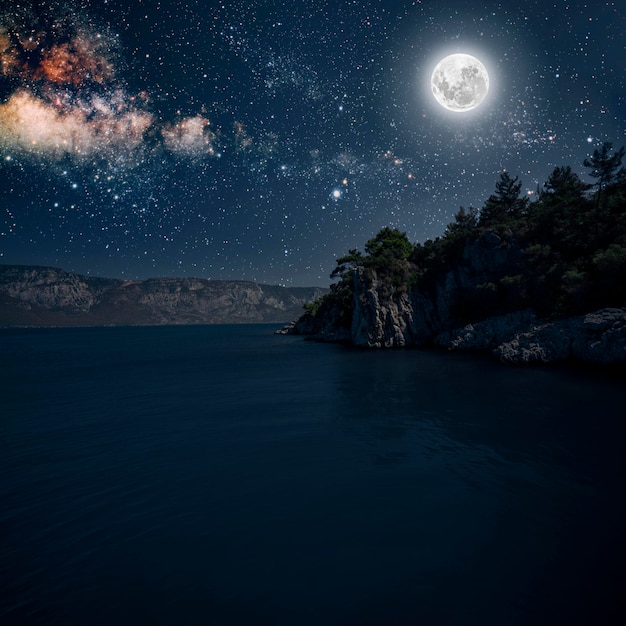 La luna brilla en la Nochebuena de Jesucristo