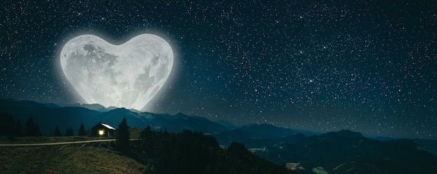 La luna brilla sobre el pesebre de navidad de Jesucristo.