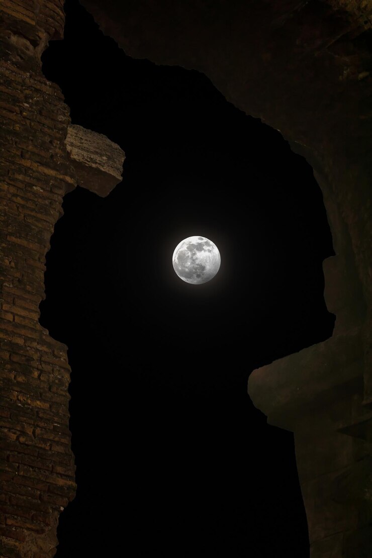 Foto luna cheia em close-up durante um eclipse no crepúsculo