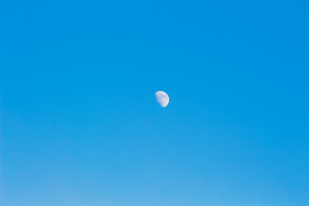 Luna en el cielo azul. Fondo, pieza de trabajo para diseño