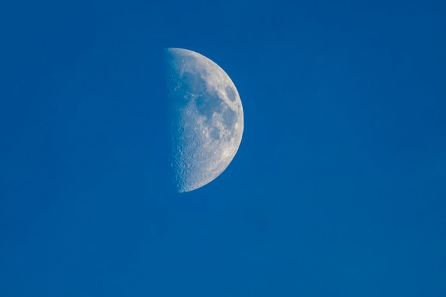 Luna en el cielo con cráteres visibles.