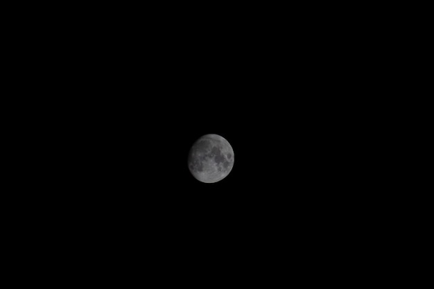 La luna en el cielo negro.