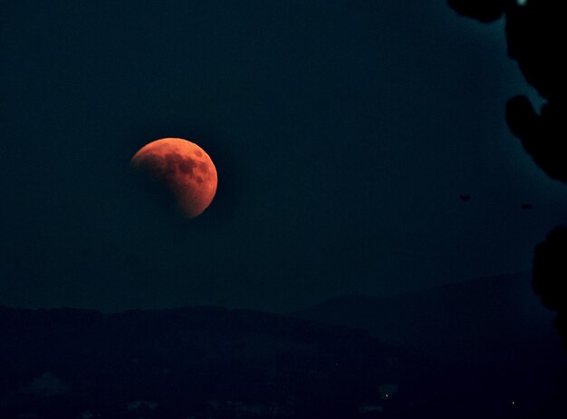 Foto la luna en el cielo por la noche