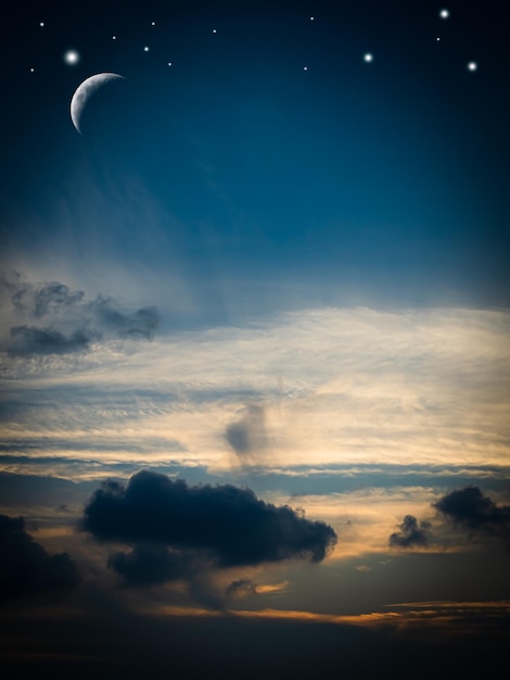 La luna en el cielo con nubes