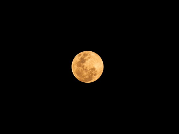 luna en el cielo oscuro en la noche