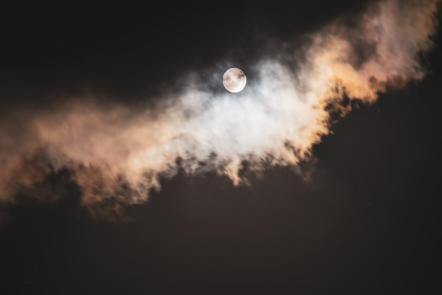 La luna en el cielo oscuro entre las nubes, fondo abstracto natural