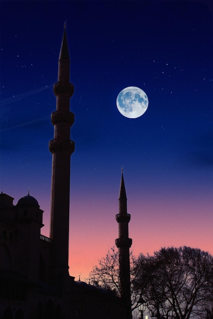 Una luna en el cielo sobre una mezquita