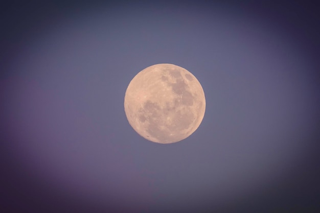 Luna en el cielo vista desde el hemisferio sur Patagonia Argentina