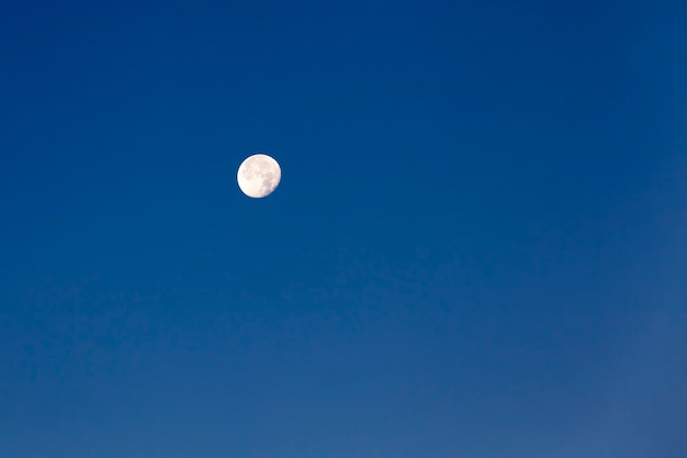 La luna en el cielo