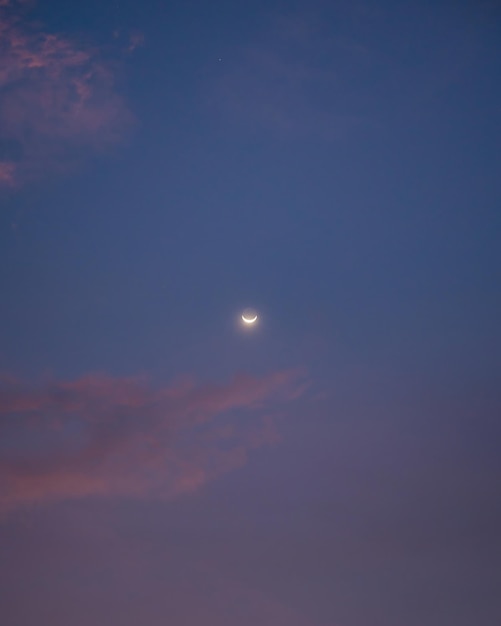 Luna creciente brillando en el cielo de la tarde