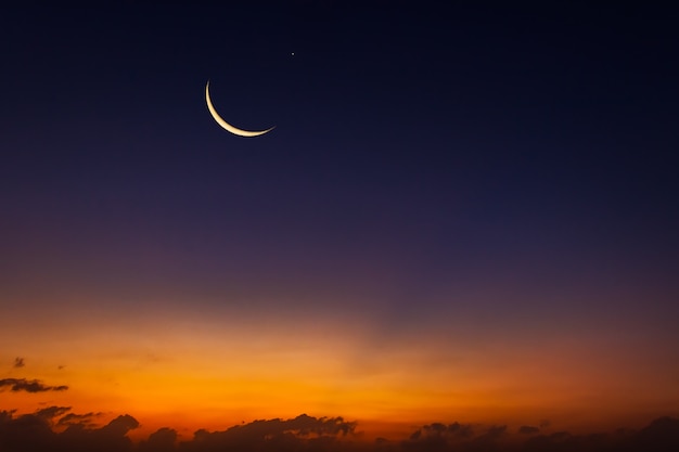 Luna creciente en el cielo del atardecer