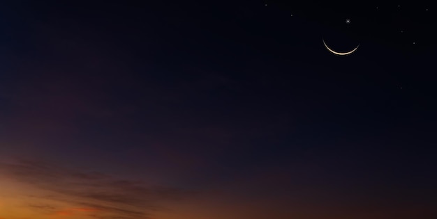 Luna creciente en el cielo crepuscular del atardecer en el símbolo vespertino de la religión islámica