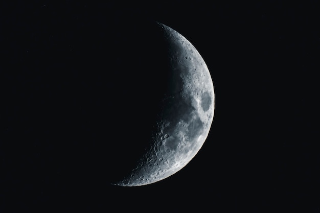 Luna creciente en un cielo negro