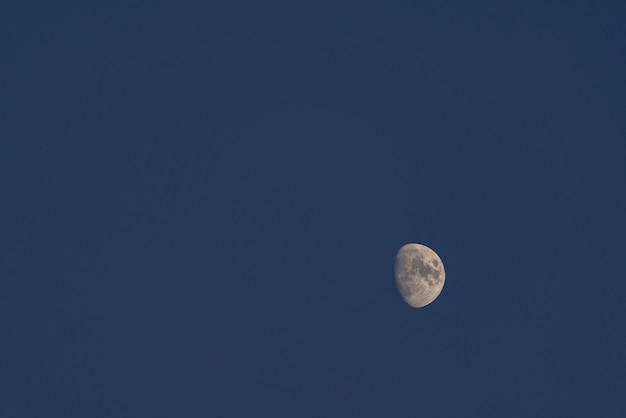 Luna creciente en el cielo de la noche oscura