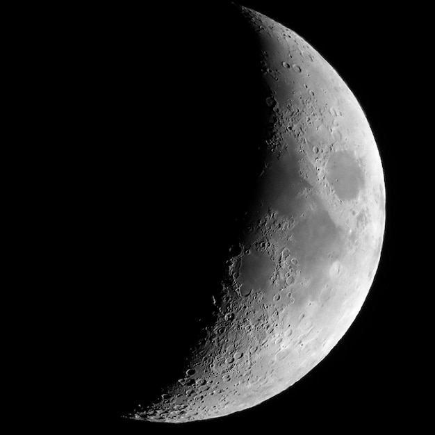 Luna creciente encerada vista con telescopio