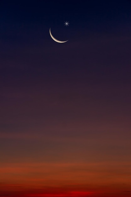 Luna creciente y estrella en el cielo del atardecer por la noche en la religión crepuscular del Islam