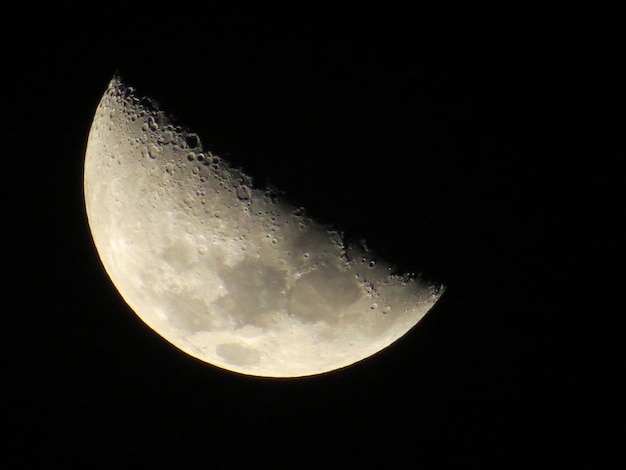 Luna creciente en la noche