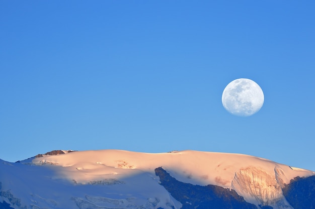 Luna en una cumbre del nevado Huaytapallana