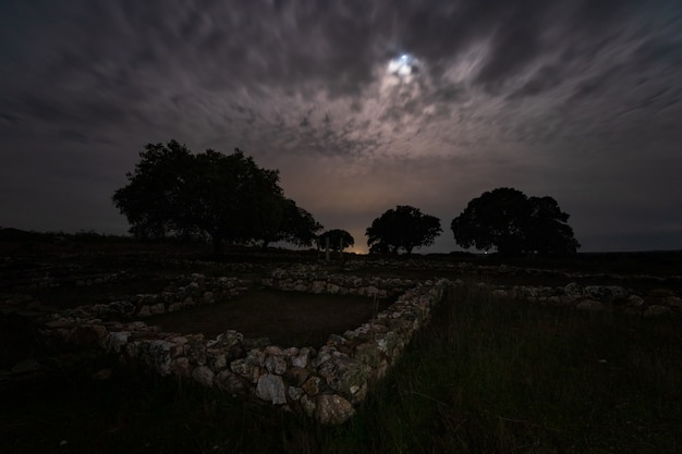 luna detrás de las nubes