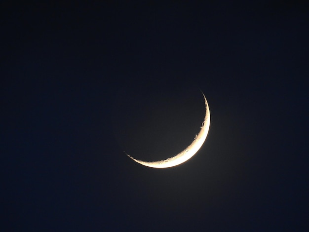 Foto luna en cuarto creciente