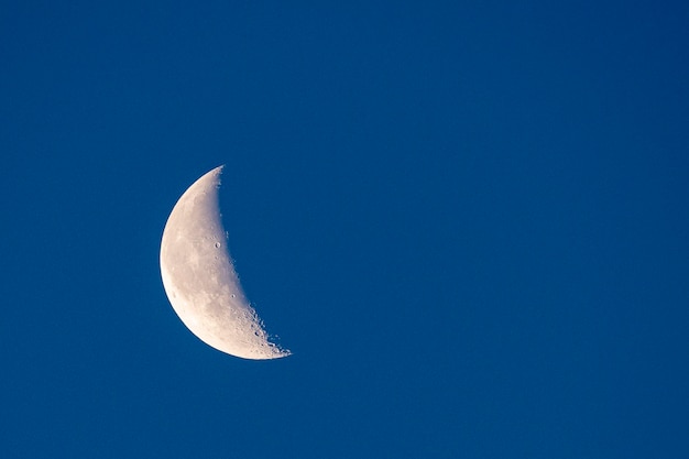 La Luna es el satélite natural de la Tierra.