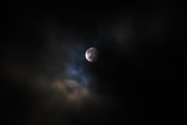 La luna es visible a través de las nubes.