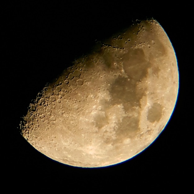 Foto la luna gibosa contra el cielo despejado por la noche