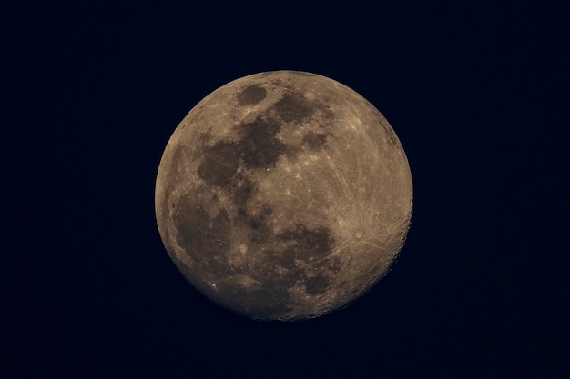 Una luna gibosa creciente