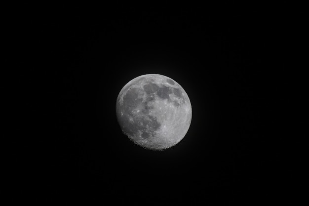 Foto luna grande llena sobre un fondo negro