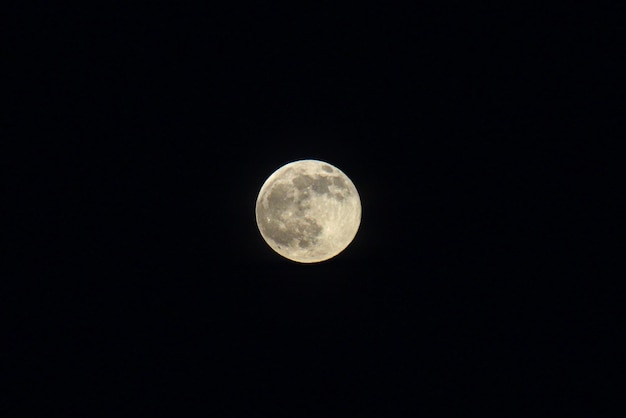 Foto luna llena en el cielo por la noche