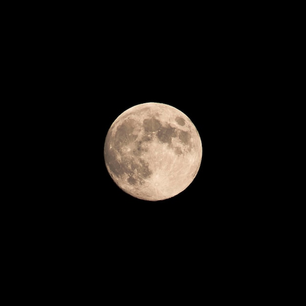 una luna llena en el cielo nocturno con nubes