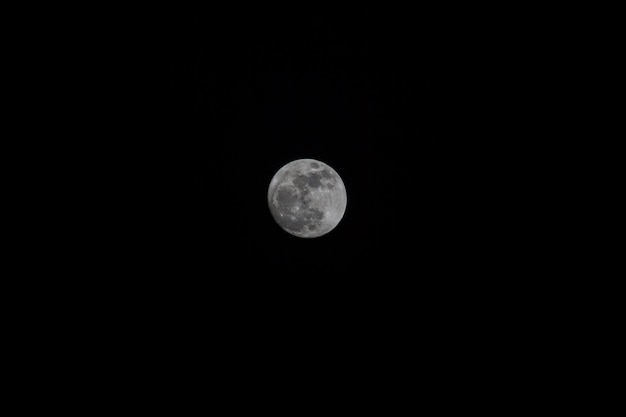 Luna llena en el cielo oscuro