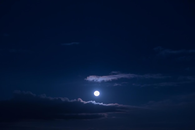 La luna llena en el cielo