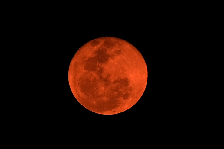 Foto luna llena de color rojo, eclipse lunar natural.