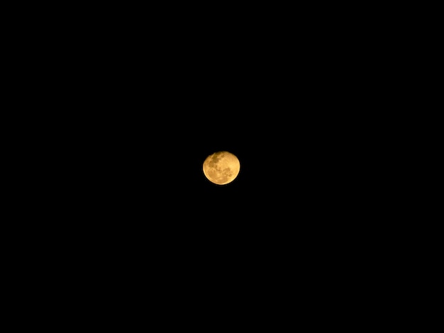 Luna llena detrás de las nubes en la noche