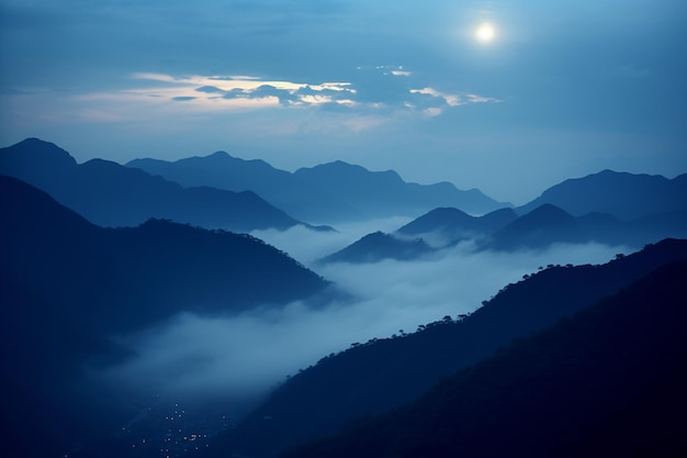 La luna llena se levanta sobre un valle cubierto de niebla