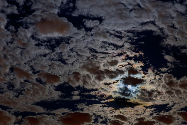 Luna llena en una noche estrellada con algunas nubes luna nubes nocturnas