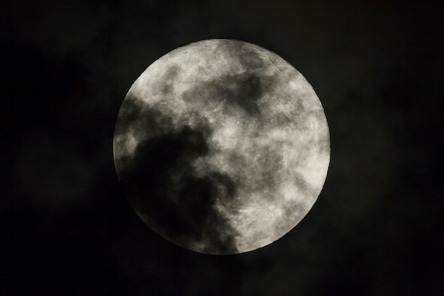 Luna llena en la noche oscura