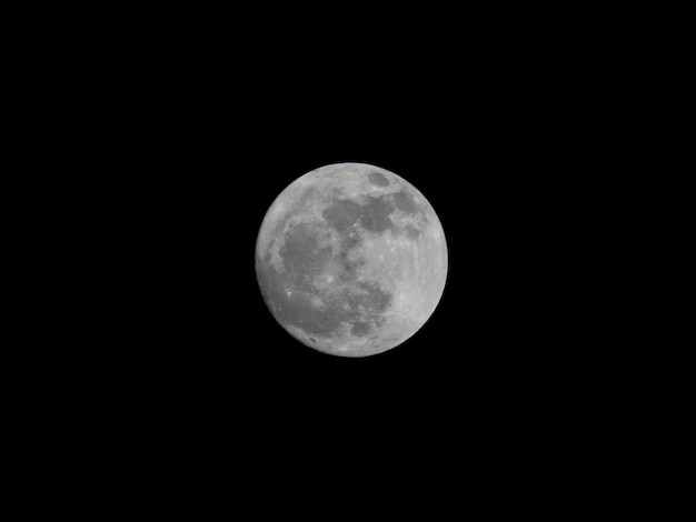 Luna llena en la noche oscura