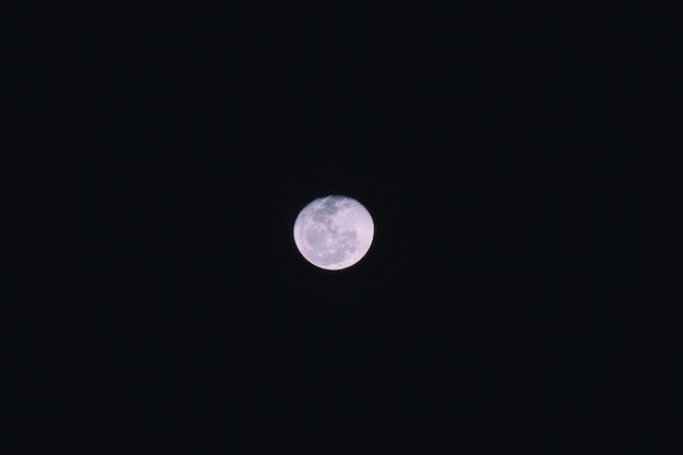 Luna llena en la noche oscura