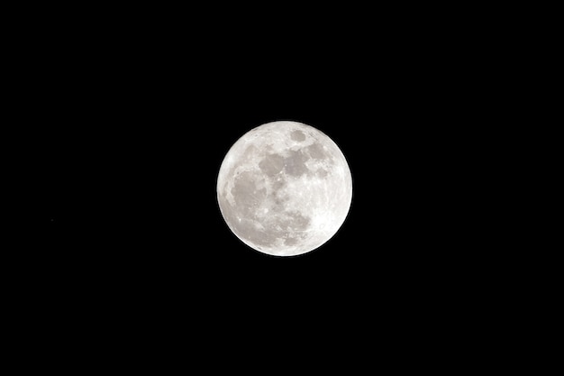 Luna llena en la noche oscura