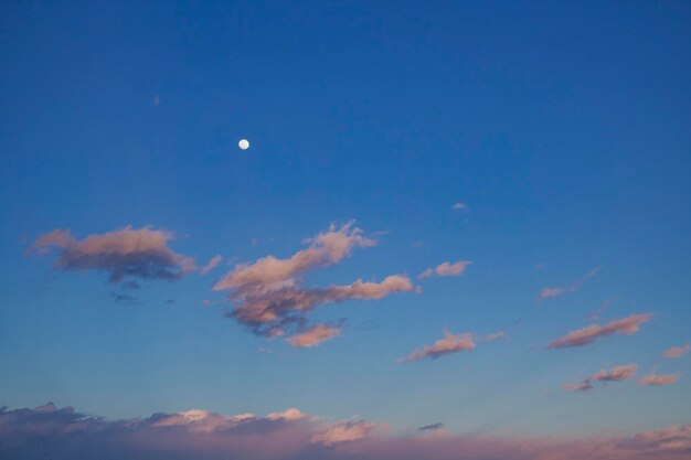 Luna llena y nubes al atardecer