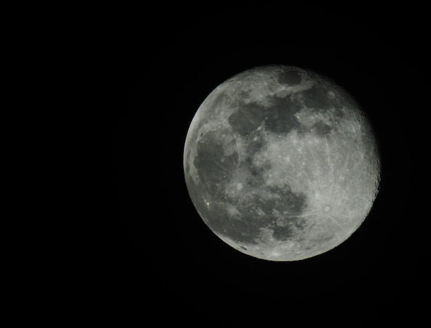 Foto luna llena en la oscuridad de la noche