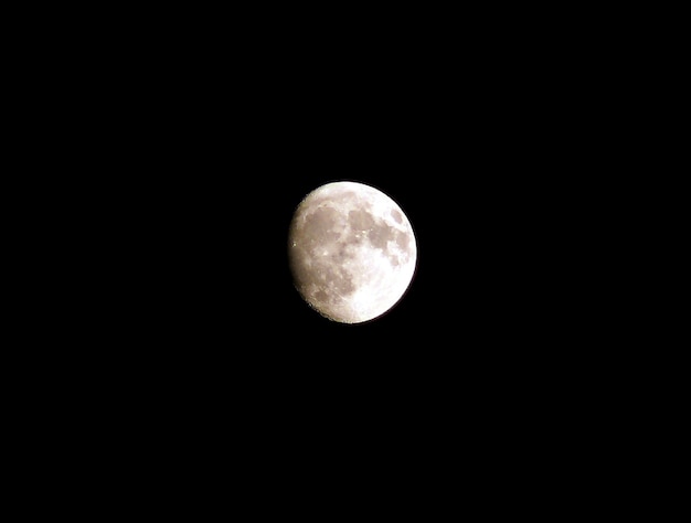 Luna llena en el oscuro cielo negro. Los cráteres son visibles