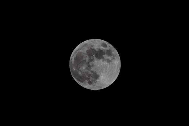 Luna llena en el oscuro cielo nocturno